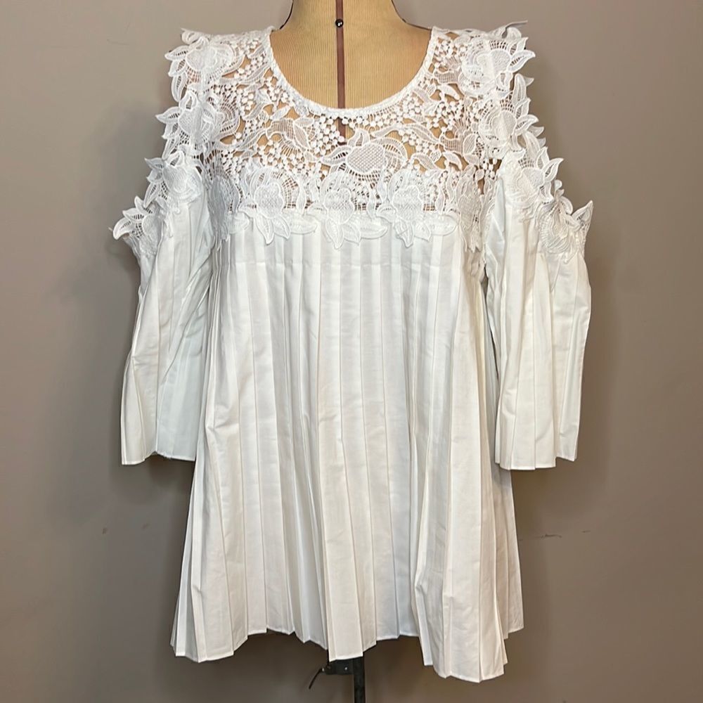 NWT Juliette Pleated a white Blouse with Lace Trim - Size Small